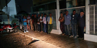 Longas filas de doentes, crianças e idosos, na porta de clínicas médicas durante a madrugada em Euclides da Cunha-BA